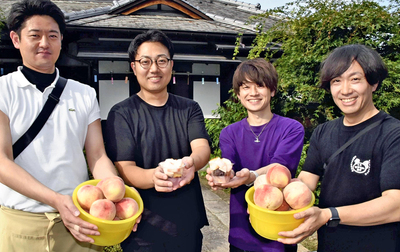 日本一の桃まつりをＰＲする氏家実行委員長（左から２人目）ら実行委のメンバー