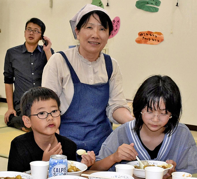 「地域住民の交流の場になれば」と話す鈴木さん（中央）