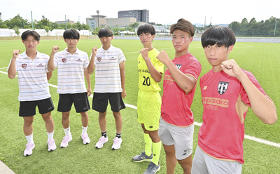 高校世代の頂点を目指す帝京安積の平野（左から４人目）と尚志の小曽納（左）ら代表選手＝Ｊヴィレッジ
