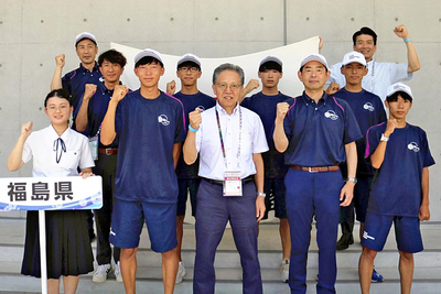 総合開会式に臨んだ本県選手団の旗手の井出（前列左から２人目）ら役員、選手