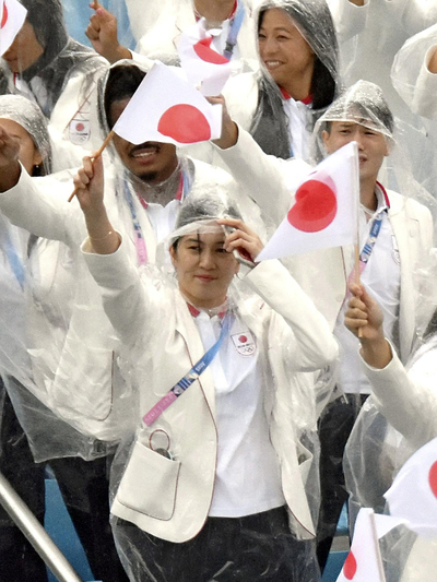 日本選手団の一員として国旗を手に開会式に臨んだ大堀彩＝２６日、パリ（佐藤智哉撮影）