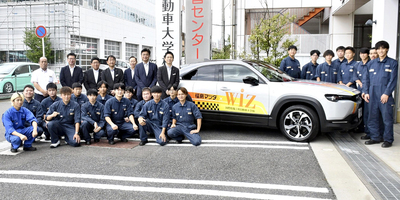 福島マツダから提供を受けた車と国際情報工科自動車大学校の学生ら