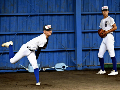 福島大会後初めてブルペン入りした高野（左）と古宇田＝１日、聖光学院グラウンド