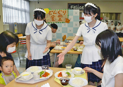 来店客にメニューを紹介する生徒ら