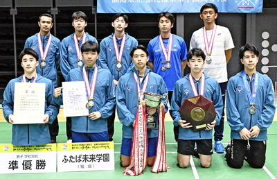 バドミントン男子団体決勝で敗れ、準優勝したふたば未来のメンバー＝ＳＡＧＡアリーナ