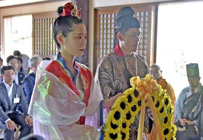 祭壇に献花したミスうねめの宗像さん（左）と葛城王役の使節団員＝１日午後、郡山市・采女神社