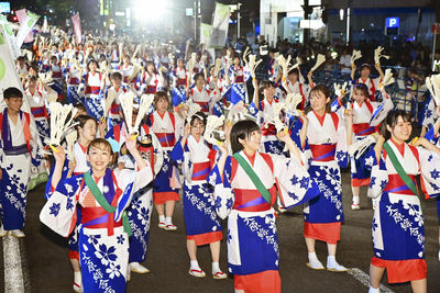 県都の夏の夜に流し踊ったわらじおどり＝２日、福島市・国道１３号