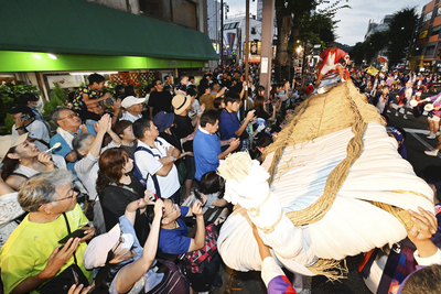 会場を練り歩き、県都の夜を盛り上げた大わらじ＝３日、福島市・国道１３号