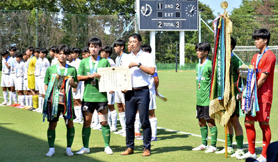 賞状などを受ける優勝した昌平イレブンら