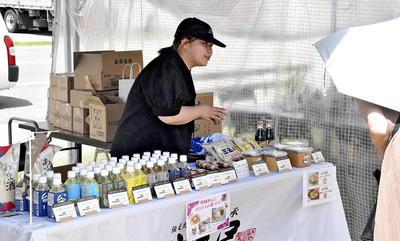 甘酒など発酵食品を販売するブースが並ぶ会場＝福島市