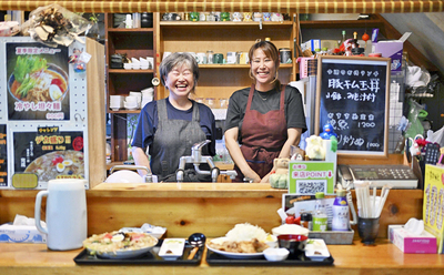 店を切り盛りする友子さん（左）と亜由美さん。快活な笑顔と豪快な盛りでもてなす（石井裕貴撮影）