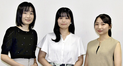 審査で選ばれた（左から）山本八重役の三橋さん、照姫役の上田さん、冬姫役の後藤さん