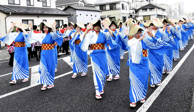 そろいの浴衣姿で踊り流す踊り手たち＝白河市