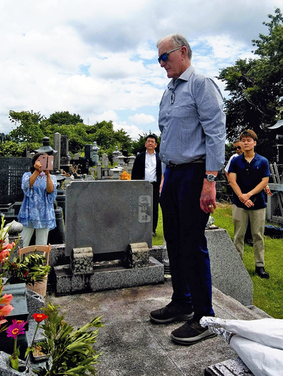 斎藤孝道さんの墓を訪れたウィリアムさん