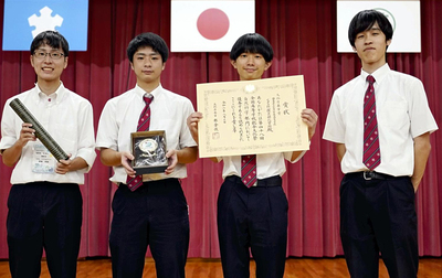 受賞を喜ぶ会津学鳳の（左から）高橋さん、大河原さん、七海さん、穴沢さん