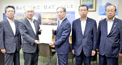 佐藤副知事（中央）に要望書を手渡す橋本市長（左から２人目）ら