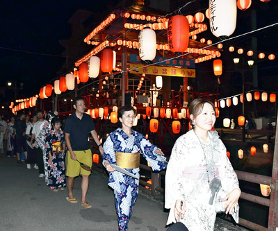 浴衣姿で踊りを披露し、会場を盛り上げた来場者