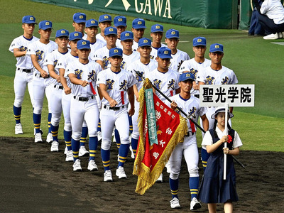 開会式で入場行進する聖光学院の選手＝７日午前、甲子園球場