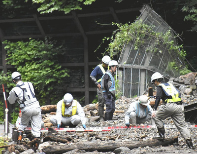 復旧作業が進められる現場＝８日午前、下郷町の県道湯野上会津高田線