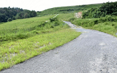 志賀建設が落札し、道路の拡幅を行った工事現場＝９日、福島空港