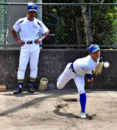 斎藤監督が見守る中、ブルペンで投球する高野（右）＝兵庫県西宮市