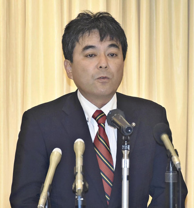 記者会見で決意を語る石原氏