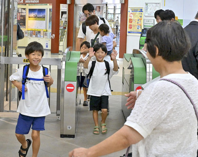 新幹線改札口で出迎えを受ける子どもら＝１０日午前、福島市・ＪＲ福島駅