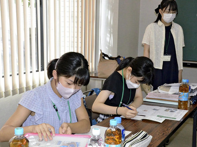 紙面内容を検討する子どもたち