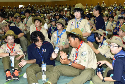 閉会式で大会テーマソングを歌う参加者