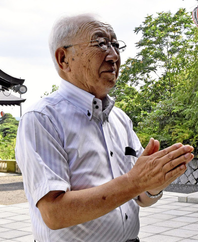 福島市の護国神社で手を合わせる安斎さん。追悼式では平和と反戦の思いをささげるつもりだ