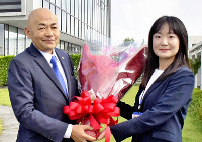 職員から花束を受ける大寺市長（左）