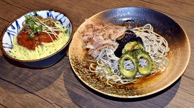 「ナポリタン坦麺」 (写真左）と「冷やし夏そば」