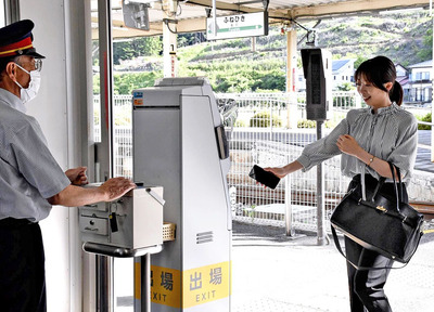 新しい勤務区分で磐東線を通勤利用する職員（田村市役所提供）