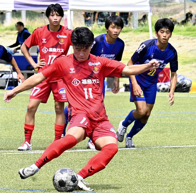 【福島ユナイテッドＦＣＵ１８―福島工】チーム３点目となるＰＫを決める高荒＝十六沼公園