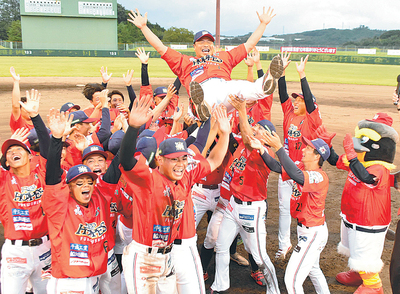 ホーム最終戦を勝利で飾り、選手から胴上げされる岩村監督