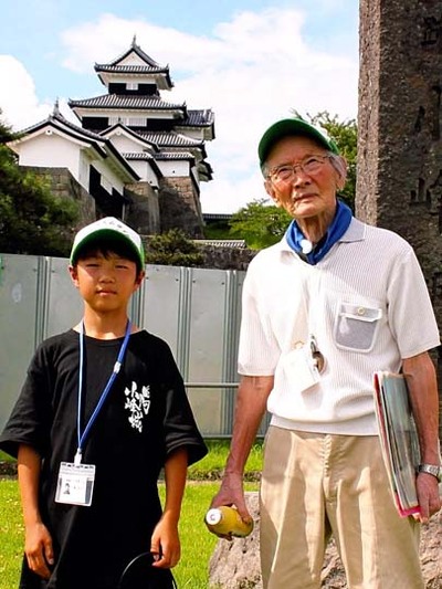 祖父善昭さんの教えを受け、小峰城ガイドデビューを果たした琉之介さん（左）