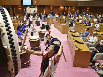 議場で勇壮な演奏を披露する和太鼓部員たち