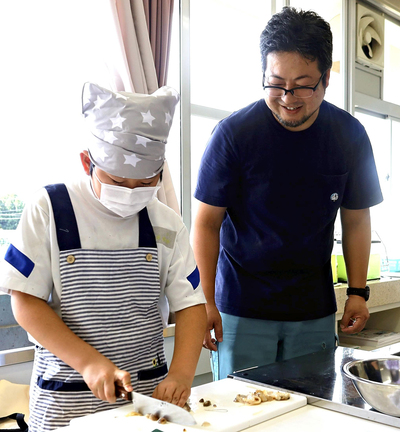 ホッキ貝をさばく参加者ら