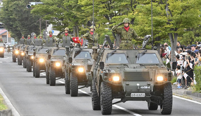 自衛隊の車両などが披露されたパレード＝福島市