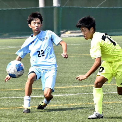 【勿来・フォーウィンズ―ｔ．ａ．ｆｏｏｔｂａｌｌｃｌｕｂ】中盤で攻防を繰り広げる選手＝新舞子フットボール場