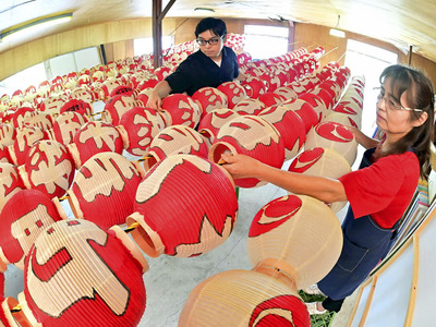 乾燥のため干し場にずらりと並ぶちょうちん＝二本松市