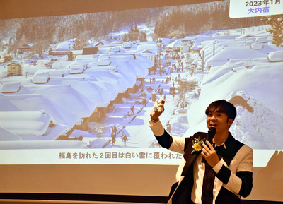 大内宿の雪景色の写真を映しながら、本県の魅力を語るアンさん＝１３日、ベトナム・ホーチミン