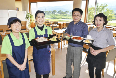 「この店でしか食べることができない料理を提供したい」と語る雨宮さん（右から２人目）と従業員（石井裕貴撮影）