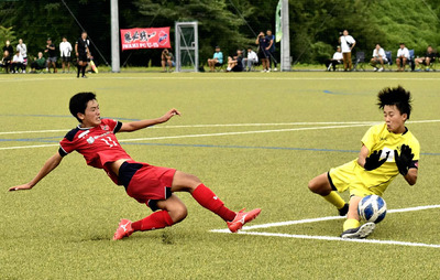 【いわきＦＣＵ１５―会津サントスＦＣジュニアユース】前半３１分、先制点を決めるいわきの平塚（左） ＝二本松市グリーンフィールド