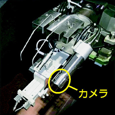 正しい映像が確認できなくなった爪形器具の脇にあるカメラ（東電提供）