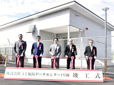 国内最先端のデータセンターの完成を祝った矢野社長（中央）ら関係者