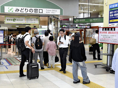 運転再開を待つ人で混雑するＪＲ福島駅西口改札前＝１９日午前９時５５分ごろ、福島市