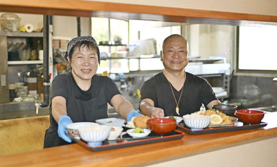 「旬の食材をふんだんに使った料理を届けたい」と語る木戸光喜さん（右）と妻明美さん（石井裕貴撮影）