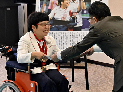 木幡市長から福島市スポーツ賞を受けた遠藤選手（左）