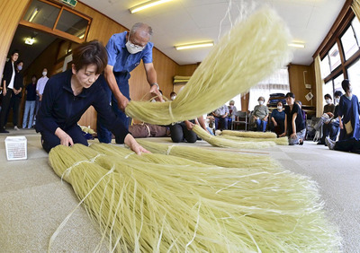 鑑定人が格付けしたカラムシ原麻の買い入れ＝２７日、昭和村